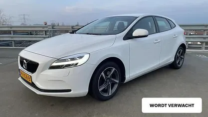 Wit Occasion 2016 Volvo V40 Hatchback | € 16.399 (Eerlijke prijs)