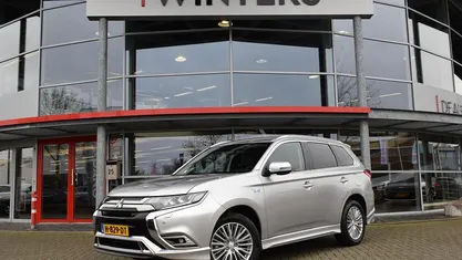 Grijs Occasion 2020 Mitsubishi Outlander P-HEV Intense SUV | € 23.895 (Eerlijke prijs)