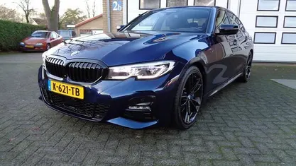 Blauw (metallic) Gebruikt 2020 BMW 330 Executive Sedan | € 33.950 (Eerlijke prijs)