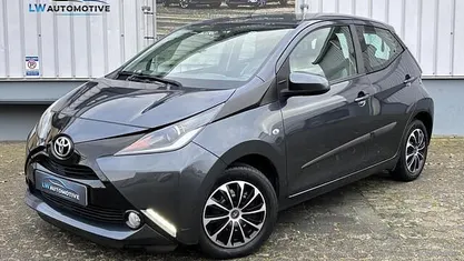 Grijs Gebruikt 2015 Toyota Aygo X-play Hatchback | € 7.445 (Eerlijke prijs)