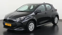 Zwart Gebruikt 2023 Toyota Yaris Hybrid Active Hatchback | € 21.490 (Eerlijke prijs)