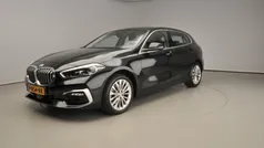 Zwart, metallic lak Gebruikt 2022 BMW 118 Basis Hatchback | € 25.900 (Eerlijke prijs)