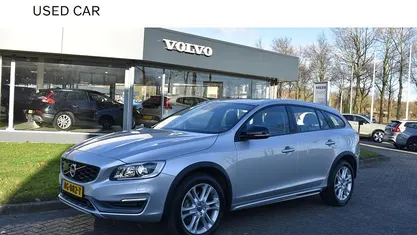Grijs Gebruikt 2016 Volvo V60 CC Summum Stationwagen | € 13.500 (Goede deal)