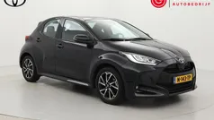 Zwart Gebruikt 2022 Toyota Yaris Hybrid Hatchback | € 21.999 (Eerlijke prijs)
