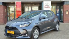Grijs Gebruikt 2024 Toyota Yaris Hybrid Active Hatchback | € 24.299 (Eerlijke prijs)