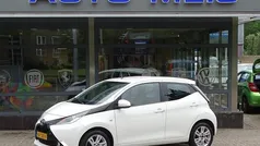 Wit Gebruikt 2016 Toyota Aygo X-play Hatchback | € 6.900 (Eerlijke prijs)