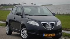 Zwart (metallic) Gebruikt 2014 Lancia Ypsilon Silver Hatchback | € 5.940 (Eerlijke prijs)