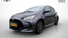Grijs Gebruikt 2022 Toyota Yaris Hybrid Hatchback | € 22.450 (Eerlijke prijs)