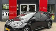 Zwart, metallic lak Gebruikt 2021 Toyota Yaris Hybrid Hatchback | € 18.700 (Eerlijke prijs)