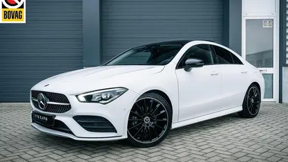 Wit Occasion 2019 Mercedes CLA180 AMG line Sedan | € 28.400 (Eerlijke prijs)