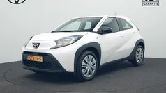 Wit Gebruikt 2024 Toyota Aygo Play Hatchback | € 21.880 (Eerlijke prijs)