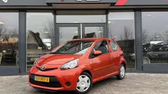 Oranje, metallic lak Gebruikt 2012 Toyota Aygo Comfort Hatchback | € 5.399 (Eerlijke prijs)