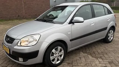 Grijs (metallic) Gebruikt 2008 Kia Rio Hatchback | € 2.800 (Eerlijke prijs)