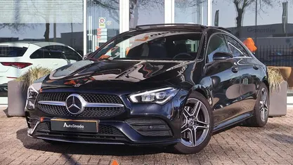 Zwart (metallic) Occasion 2020 Mercedes CLA200 AMG line Coupé | € 27.500 (Eerlijke prijs)