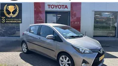 Bruin Gebruikt 2015 Toyota Yaris Hybrid Hatchback | € 14.349 (Eerlijke prijs)