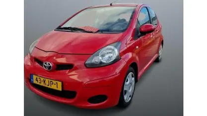 Rood Gebruikt 2009 Toyota Aygo Hatchback | € 2.999 (Eerlijke prijs)