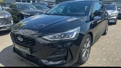Zwart Gebruikt 2022 Ford Focus ST-Line Stationwagen | € 19.945 (Eerlijke prijs)