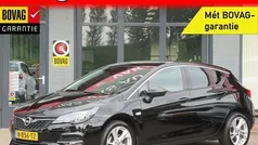 Zwart Gebruikt 2020 Opel Astra Edition Hatchback | € 13.900 (Eerlijke prijs)