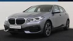Grijs Gebruikt 2023 BMW 118 Sport Line Hatchback | € 28.950 (Eerlijke prijs)