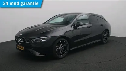 Zwart (metallic) Gebruikt 2025 Mercedes CLA250e Shooting Brake AMG line Stationwagen | € 40.945 (Eerlijke prijs)