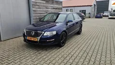 Blauw Gebruikt 2005 VW Passat Highline Sedan | € 4.500 (Eerlijke prijs)
