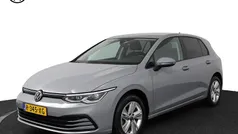 Grijs Gebruikt 2022 VW Golf VIII Life Hatchback | € 21.744 (Eerlijke prijs)