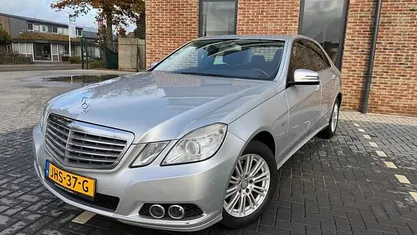 Grijs Gebruikt 2009 Mercedes E220 Sedan | € 6.450 (Eerlijke prijs)