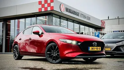 Rood (metallic) Gebruikt 2020 Mazda 3 Luxury Hatchback | € 22.485 (Eerlijke prijs)