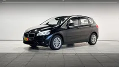 Saphirschwarz metallic (zwart metallic) Gebruikt 2017 BMW 218 Executive Stationwagen | € 18.995 (Eerlijke prijs)
