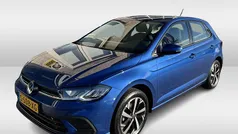 Blauw (metallic) Gebruikt 2023 VW Polo Life Hatchback | € 17.950 (Eerlijke prijs)
