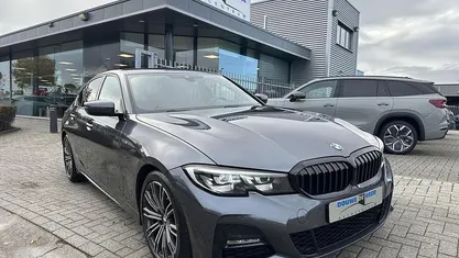 Grijs Gebruikt 2019 BMW 330 M Sport Sedan | € 31.950 (Eerlijke prijs)