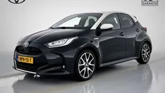 Zwart Gebruikt 2021 Toyota Yaris Hybrid Executive Hatchback | € 21.945 (Eerlijke prijs)