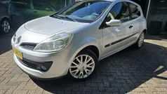 Grijs Gebruikt 2009 Renault Clio II Collection Hatchback | € 3.999 (Eerlijke prijs)