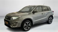 Grijs Gebruikt 2022 Suzuki Vitara Style SUV | € 25.945 (Eerlijke prijs)