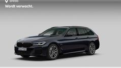Zwart Gebruikt 2022 BMW 530e M Sport Stationwagen | € 45.880 (Eerlijke prijs)