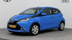 Blauw metallic Gebruikt 2018 Toyota Aygo Hatchback | € 9.995 (Eerlijke prijs)