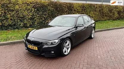 Zwart Gebruikt 2019 BMW 318 M Sport Sedan | € 19.950 (Eerlijke prijs)