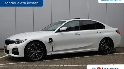 Wit Gebruikt 2021 BMW 330e M Sport Sedan | € 37.495 (Eerlijke prijs)