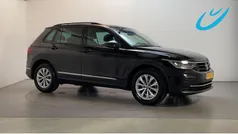 Zwart Gebruikt 2022 VW Tiguan Life SUV | € 27.850 (Eerlijke prijs)