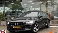 Zwart (metallic) Gebruikt 2021 Volvo S60 R-Design Sedan | € 27.990 (Eerlijke prijs)
