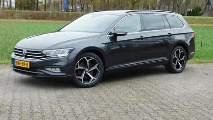 Grijs Gebruikt 2023 VW Passat Business Stationwagen | € 24.950 (Eerlijke prijs)