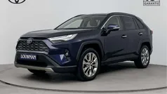 Blauw, metallic lak Gebruikt 2022 Toyota RAV4 Executive SUV | € 39.945 (Eerlijke prijs)