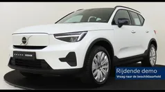 Wit, metallic lak Gebruikt 2025 Volvo EX40 Core SUV | € 45.890 (Eerlijke prijs)