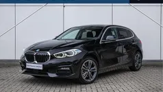 Zwart Gebruikt 2023 BMW 118 Sport Line Hatchback | € 25.250 (Eerlijke prijs)