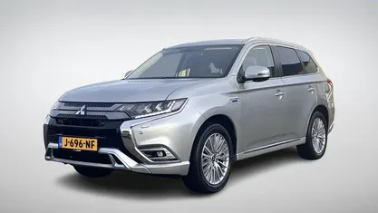 Zilver Occasion 2020 Mitsubishi Outlander P-HEV Intense+ SUV | € 26.739 (Eerlijke prijs)