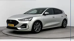 Grijs Gebruikt 2023 Ford Focus ST-Line Hatchback | € 20.900 (Eerlijke prijs)