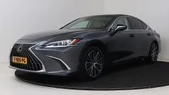Sonic grey metallic (donker grijs metallic) Gebruikt 2023 Lexus ES300H Business Edition Sedan | € 41.495 (Eerlijke prijs)