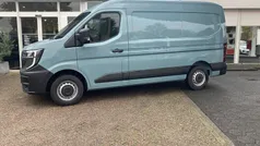 Blauw Gebruikt 2024 Renault Master Van | € 33.950 (Eerlijke prijs)