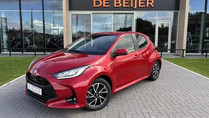 Rood Occasion 2022 Toyota Yaris Hybrid Hatchback | € 21.645 (Eerlijke prijs)