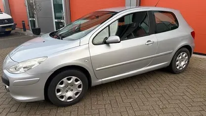 Grijs (metallic) Gebruikt 2007 Peugeot 307 Premium Hatchback | € 1.750 (Eerlijke prijs)